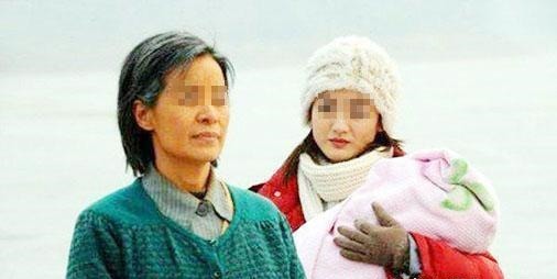 闺女|女儿坐月子我去看她,推开门看了眼厨房,我让女儿离婚