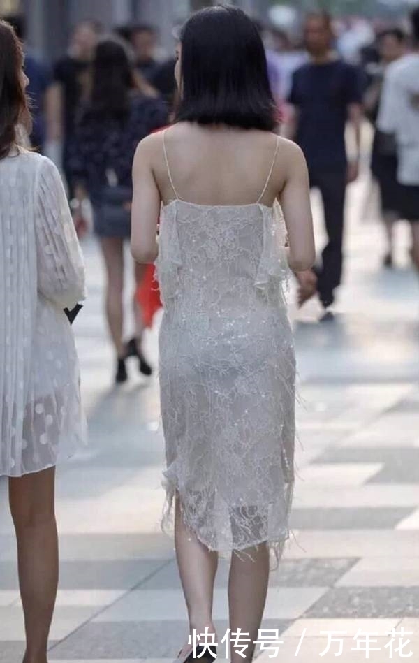 吊带裙|时尚街拍:短发美女穿薄纱吊带裙,有亮点不止一处!