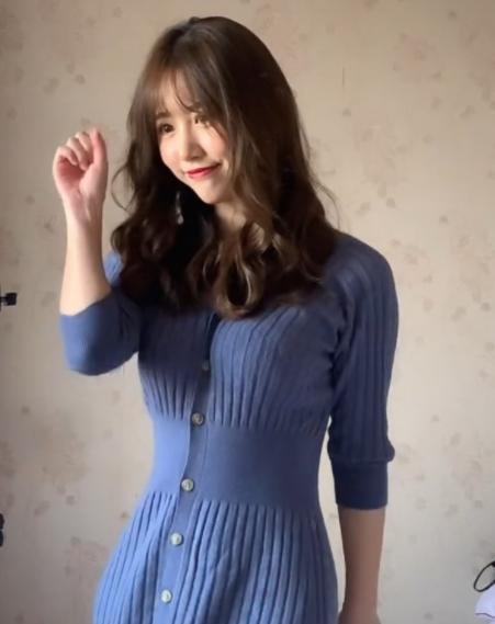 战神|穿蓝色针织长裙跳舞走红,葫芦身材让人羡慕,不愧是“蓝衣战神”