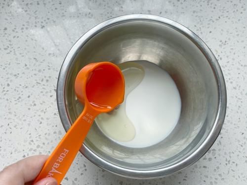 抓住暑假的尾巴，给女儿烤了一盘小小蛋糕，一口一个细腻又柔软