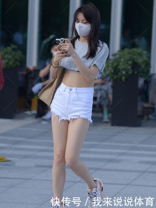 俏皮可爱|超短上衣搭配小仙女风的毛边裤，俏皮可爱，充满朝气