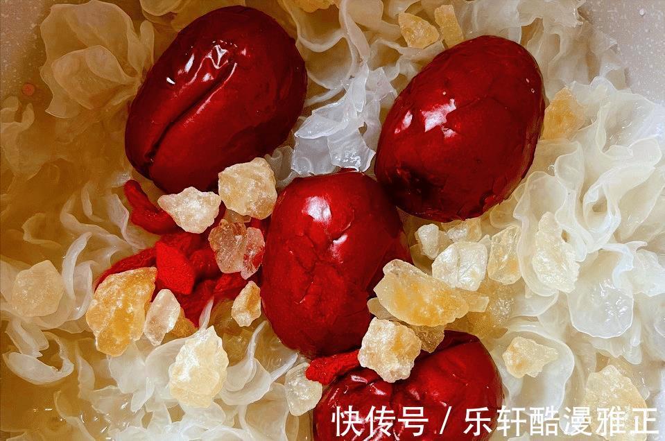天凉多喝银耳汤，滋补身体好，牢记3技巧，软糯黏稠，出胶快又多
