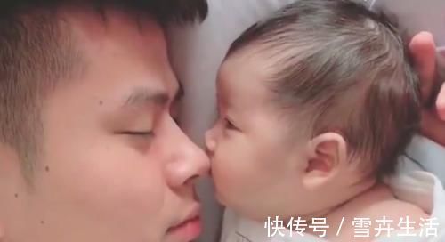 父女|自从有了女儿,爸爸都是这么睡觉的,妈妈看到画面觉得酸