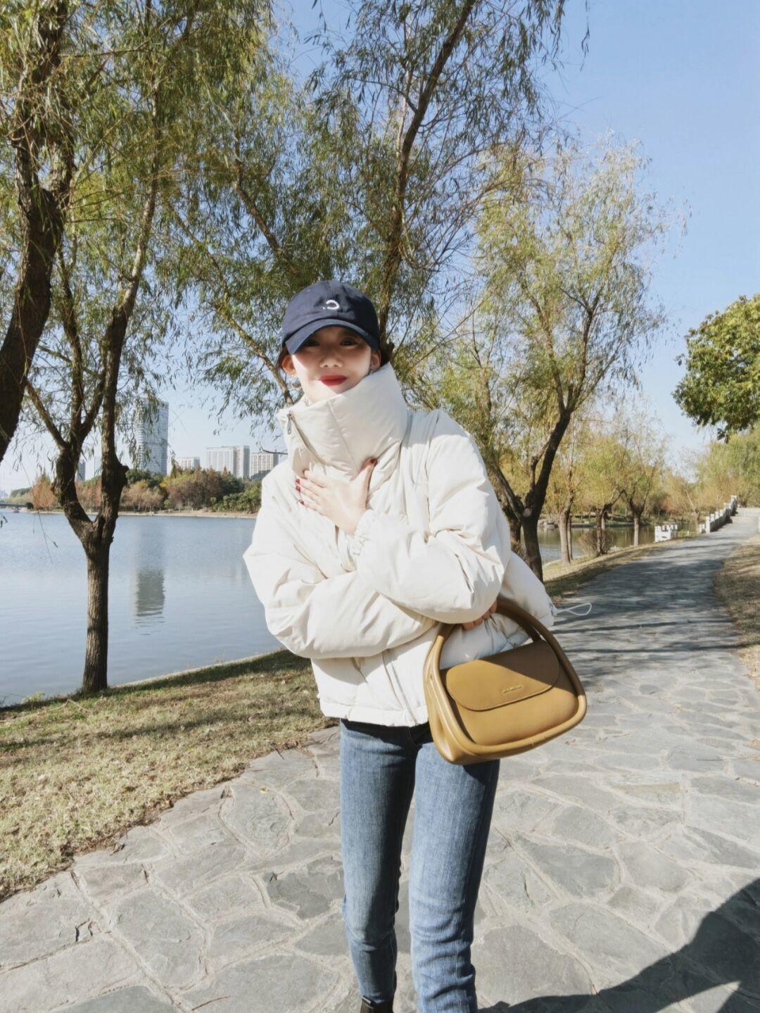 修身牛仔裤 羽绒服才是冬季穿搭的“神”,保暖又时尚,谁都离不开它