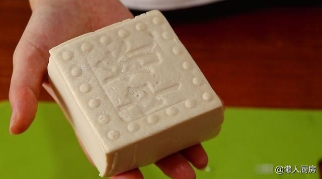 豆腐别红烧了,教你一个新吃法,好吃到停不下来,又香又酥