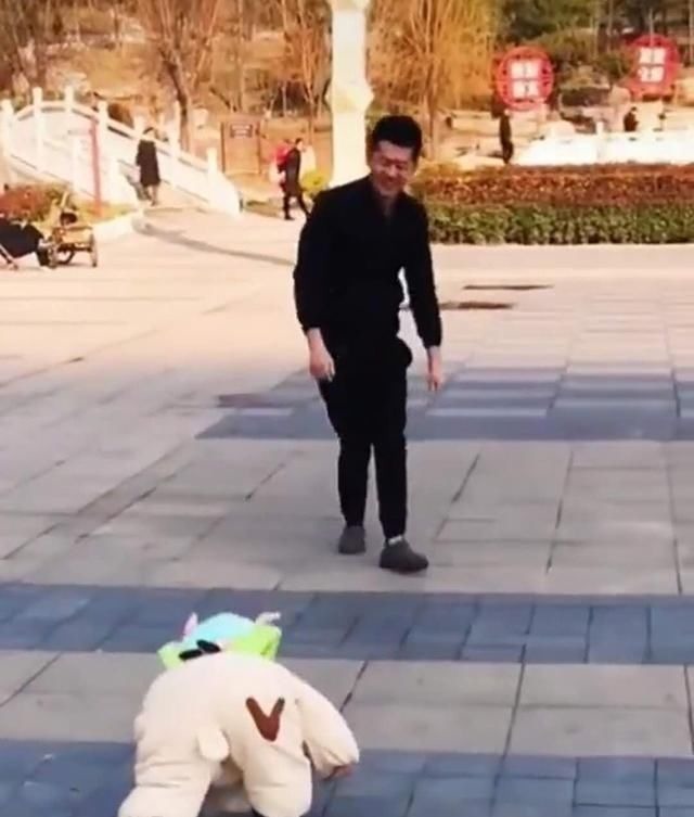 宝宝|爸爸在宝宝面前翻跟头,宝宝不甘示弱,当宝宝翻倒在地时妈妈笑喷