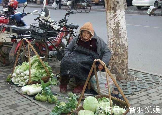 翠欲滴|为啥年轻人宁愿去超市买贵菜，也不买路边老人的菜原因好现实