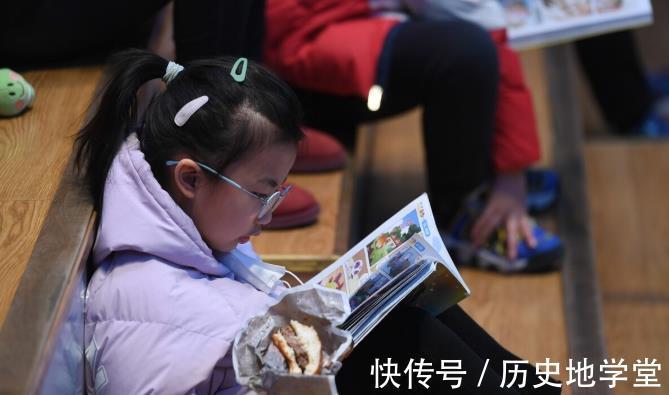 孩子|凌晨12点，孩子哭了，我崩溃了：你以为的勤奋刻苦，只是假装很忙