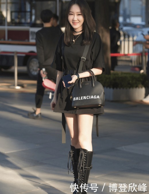 长筒|街拍:酷酷的小姐姐,一件黑体恤搭配长筒马丁靴,个性十足