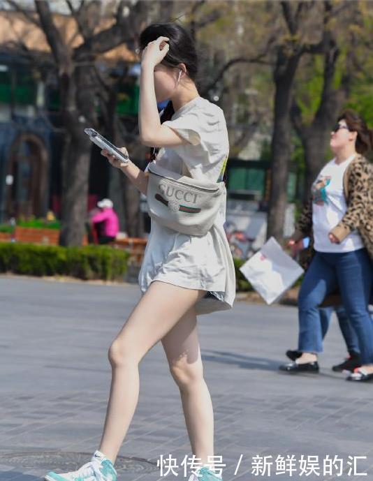 耐克鞋|长款白色T恤搭配牛仔短裤,青春靓丽,活泼可爱