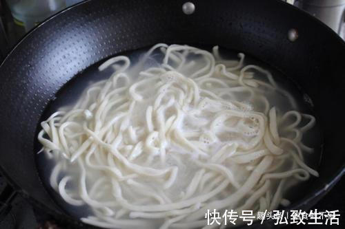 煮面条,最忌讳开水下锅,大厨透露出“秘诀”,面条劲道不结坨