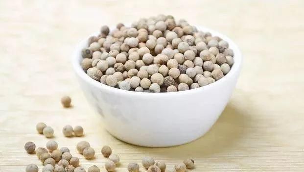 这个黑膏药专治腰间盘突出,爸爸用它,20多年的腰腿疼竟然好了