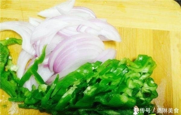 青椒土豆丝|“多加1味”配料,让简单的青椒土豆丝好吃翻倍!不试不知道呢