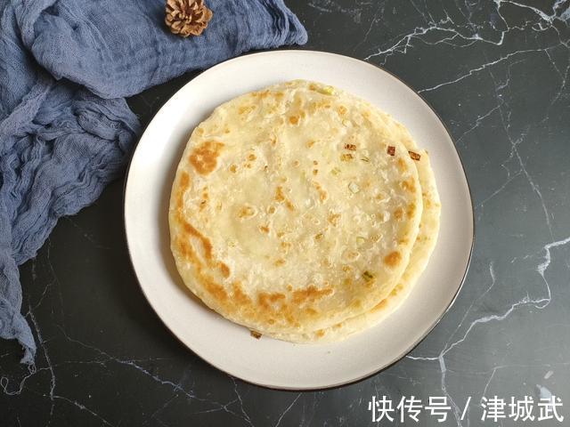 做烙饼,开水烫面还是凉水和面?都不对,教你正确做法,柔软好吃