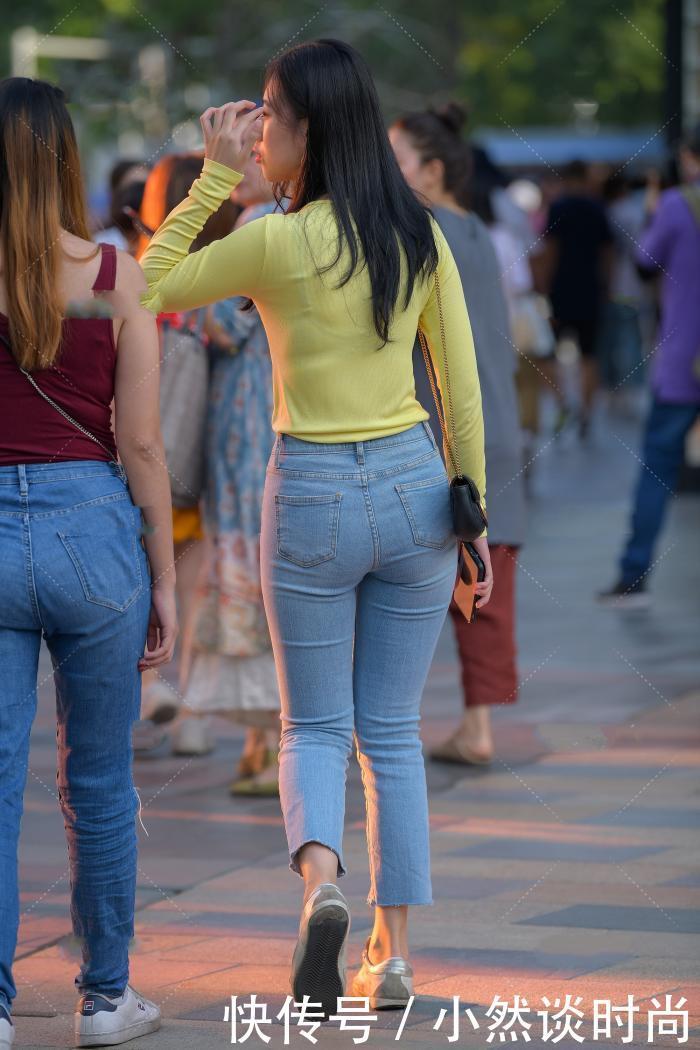 单的单品也有魅力,浑身充满了奢华,高开叉大秀长美腿