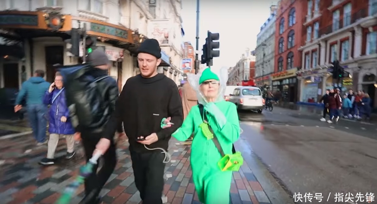 100块把土鳖宅男变鲜肉超模,英国俩沙雕小哥把时尚圈玩坏了