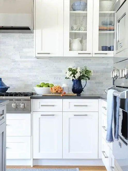 装修|厨房装修可别忽略了！灶台与吊柜中间贴层瓷砖做后挡板，太实用