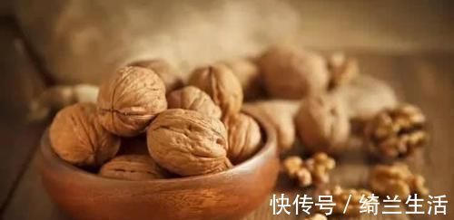 凉拌木耳|这东西被丢在厨房角落，却是“天然阿司匹林”，常吃让血栓靠边站