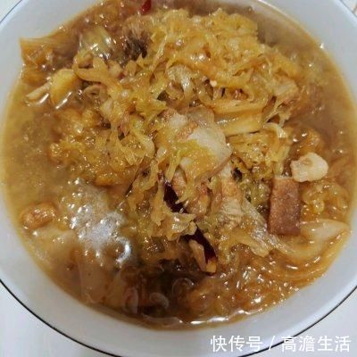 五花肉炖酸菜健康营养、不油不腻，一家人晚饭吃真舒服