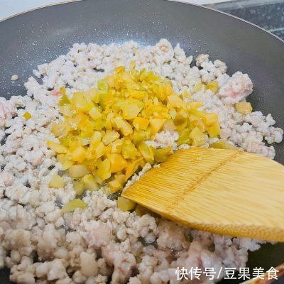 学会香脆薄的榨菜肉饼，把餐厅味道搬回家