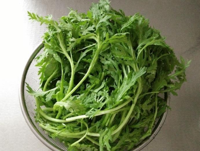 茼蒿|失眠要常吃这菜,它是天然“安眠药”,三天两头吃一次,睡得香