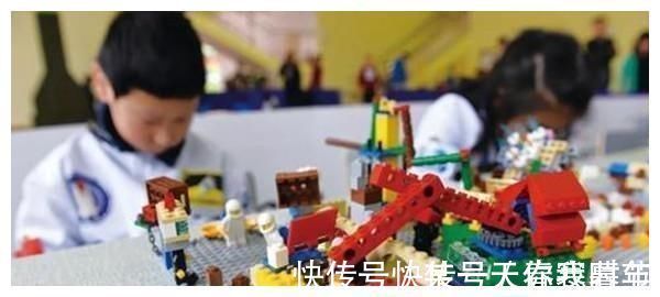 妈妈|4岁小女孩被自己的玩具吓哭了,网友看到后纷纷表示:是我我也怕