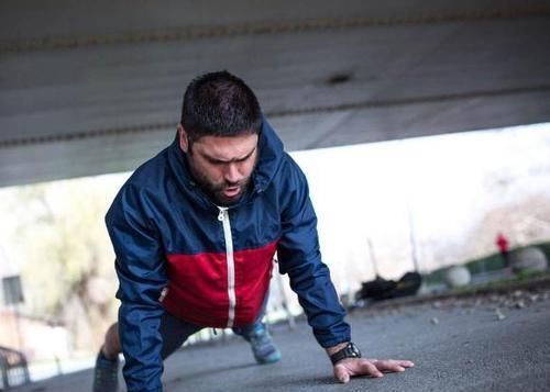 锻炼|男人做俯卧撑,多少才算标准,经常做俯卧撑,能带来什么好处