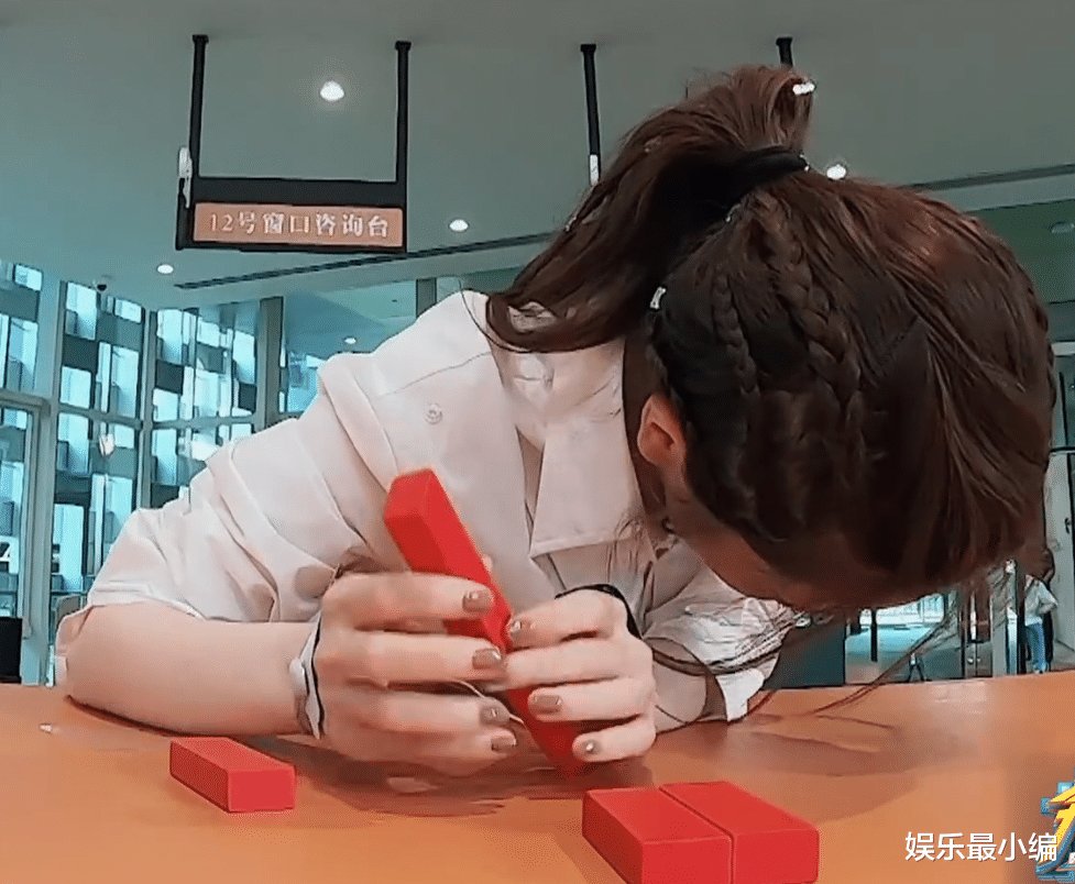 好笑吗?《奔跑吧》玩电击游戏,邓紫棋被电到手抽筋,口水都出来了