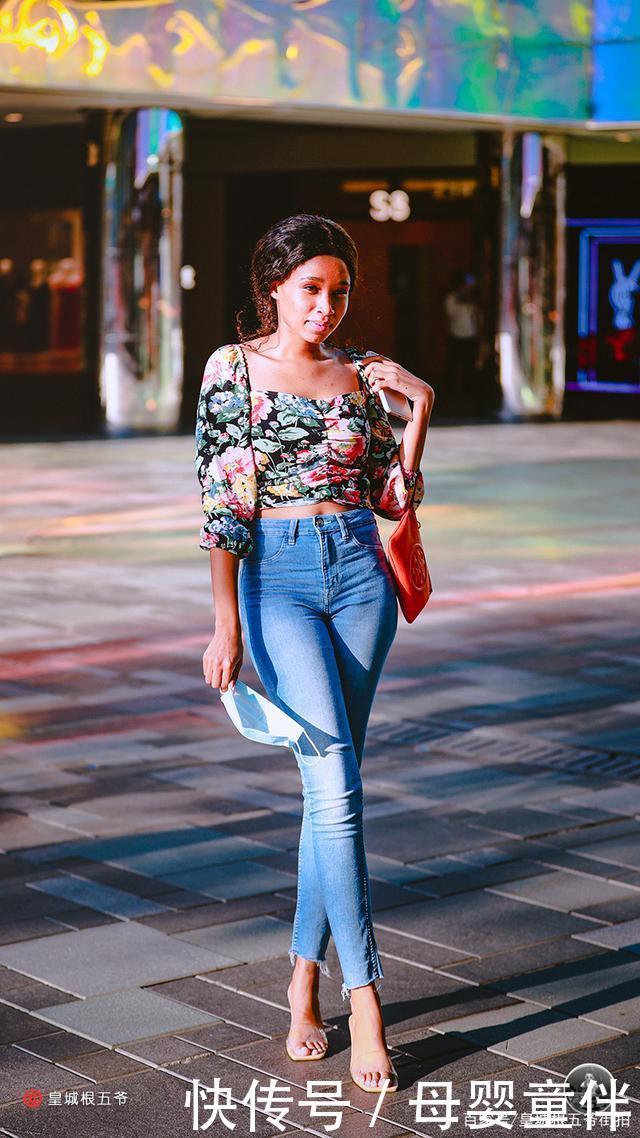 让自己|街拍偶尔尝试一下自己没有尝试过的穿衣风格也是不错的选择