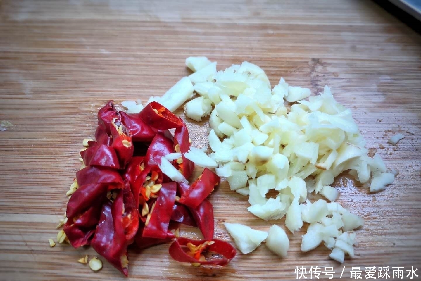 秋天吃这菜正当季,一斤2块钱,洗洗拌拌就能吃,女人常吃皮肤好