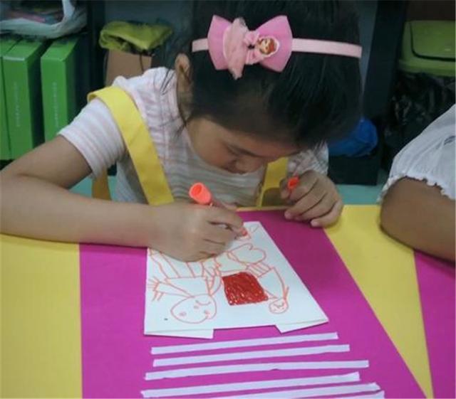 睡姿|老师让小学生“画妈妈”，孩子的作品画风跑偏，妈妈看见想打人