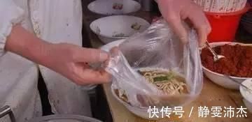 这种塑料袋有毒，千万别用它来装食物，为了家人健康早看早受益