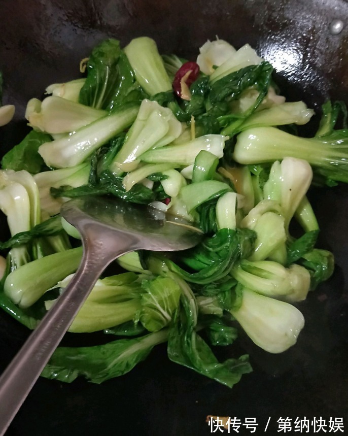 无论炒哪种青菜，不要直接炒！记住4点，翠绿不出水，香嫩又入味
