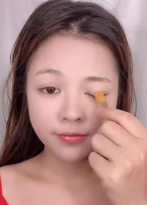 长相|小姐姐用一根口红化妆全脸,开始:长相还挺美,看到最后:手也这么巧!