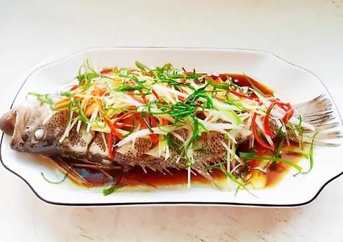 做清蒸鱼,放盐放料酒就错了,大厨教你正确方法,鱼肉鲜嫩还不腥