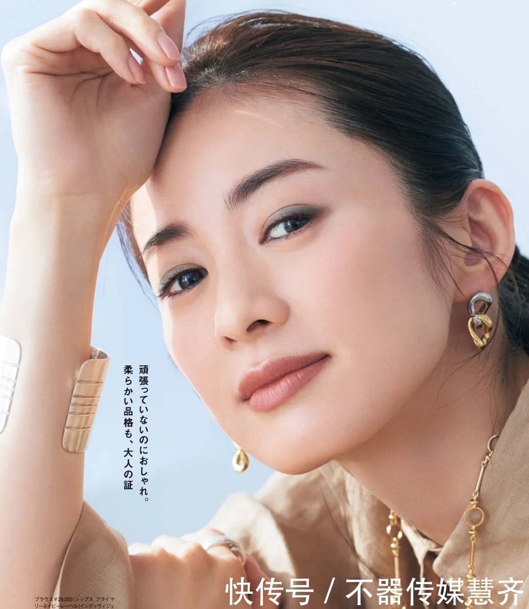 穿搭|中年“大妈”凭气质美上热搜！简单不复杂的穿搭示范：越看越时髦