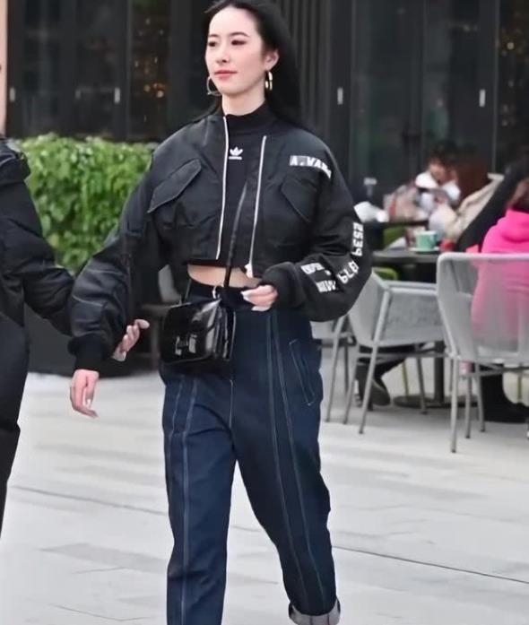 长裤 美女休闲衫搭配长裤,显得简约又显得落落大方,彰显气质风范