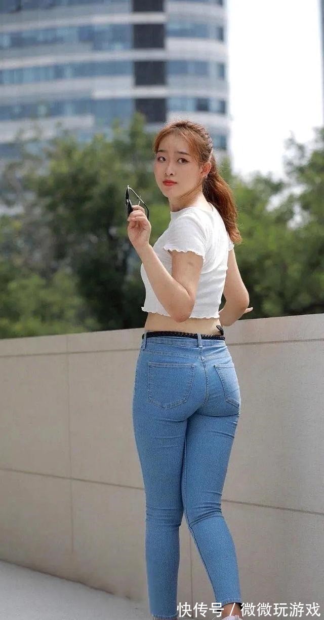 小蛮腰 高腰牛仔裤搭配白色T恤,简单休闲的风格,穿出独特知性与韵味!