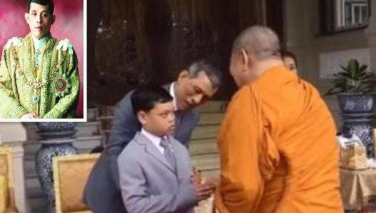 侍卫|泰国的“阿斗”?14岁提帮功在受封的时候发呆,侍卫着急推他一把