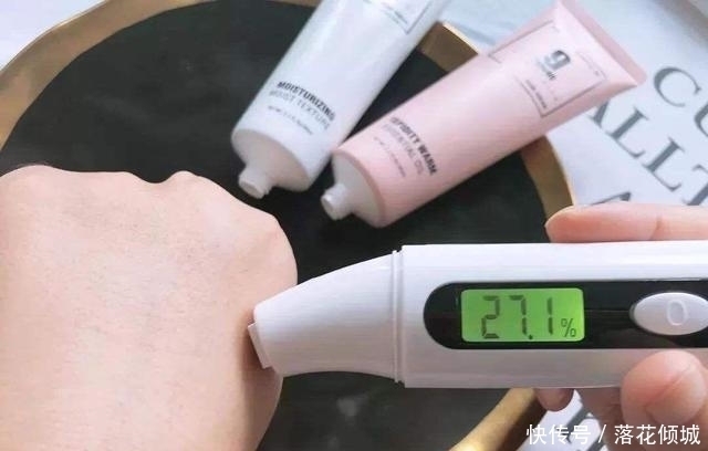 纸巾|真正精致的女人,出门包里都会有这5样东西,少一样都不“精致”