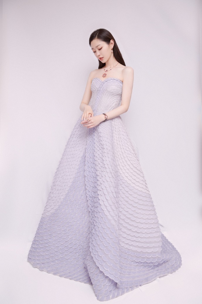 青春感|宋轶真有神仙姐姐的气质，穿方领吊带连衣裙青春感满满，温柔优雅