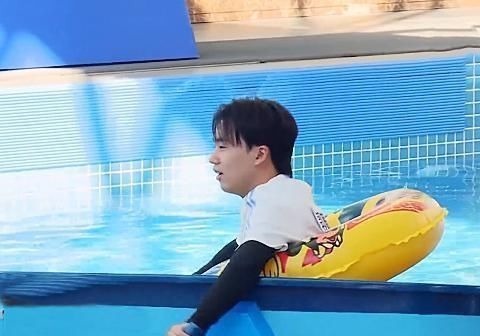郭麒麟在水中被圍住時,下意識喊出了一個“人名”,你都多大的人了