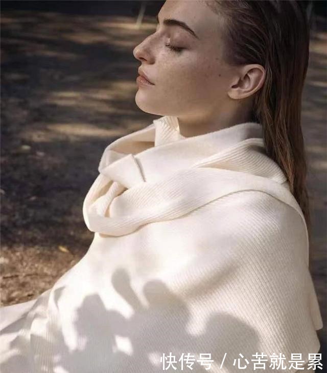  高领|打底衫不会选一件“高领衣”就轻松解决，时髦百搭又保暖，爱了