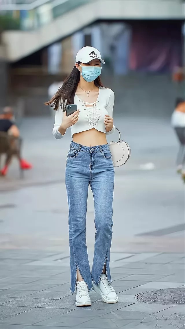 牛仔 牛仔喇叭裤没有过时,利用短装搭配这种穿法,时髦不说还显身材