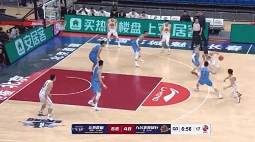 林书豪|CBA裁判惹争议!林书豪被撞倒吹罚假摔,姚明应该管一下了