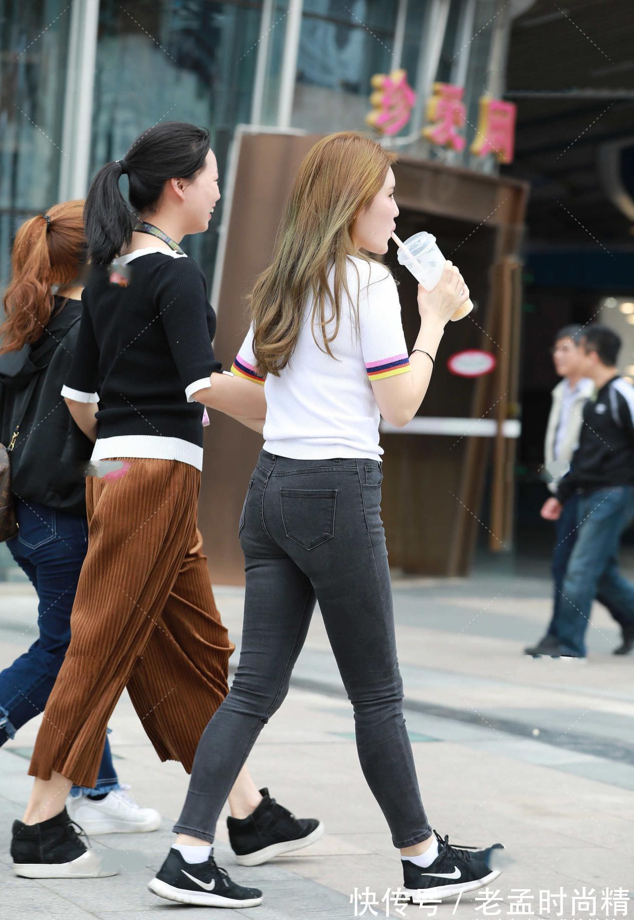 针织开衫|白色修身针织衫,搭配黑色牛仔裤,简单大气,彰显青春时尚感