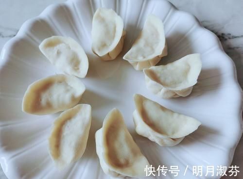 萝卜馅饺子|萝卜馅饺子，是焯水还是直接包，只要这步做对了，鲜嫩多汁又好吃