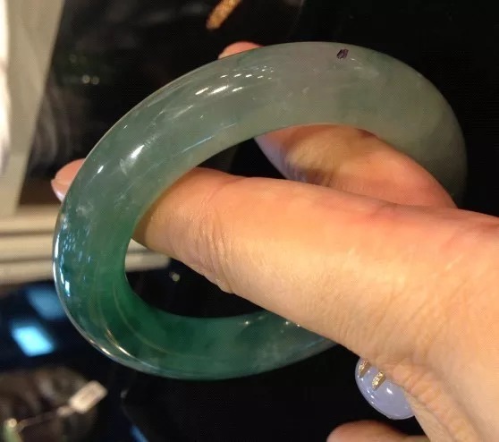 放进|3万买来的手镯不小心磕断了,是放进盒子封尘,还是……