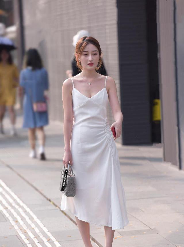 时尚又美感爆棚的裙子，适合年轻又气质的小姐姐，简单又有质感