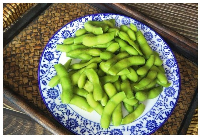 煮毛豆时,最忌直接下锅煮,记住1个窍门,毛豆翠绿好吃又入味